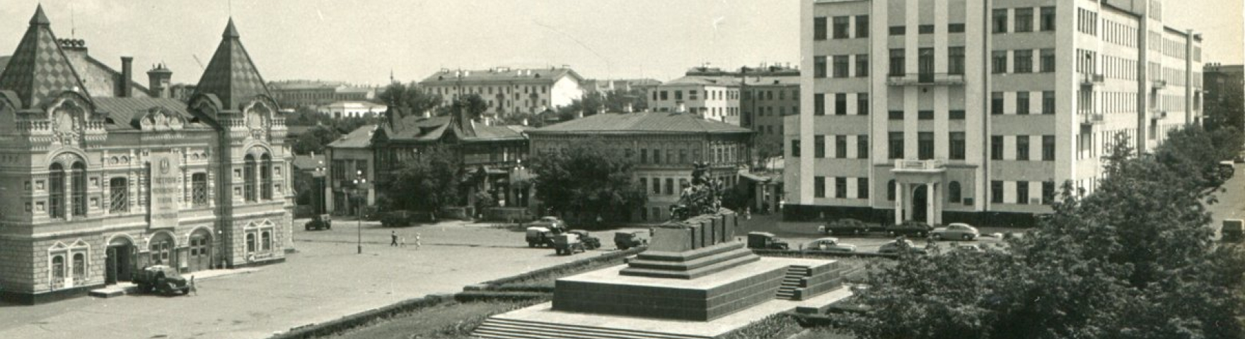 Площадь перед драмтеатром в годы Гражданской войны